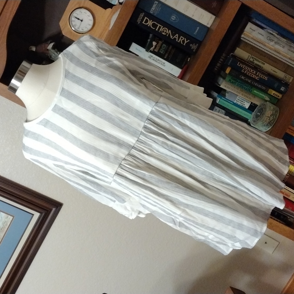 Impressions M navy & white top w pockets